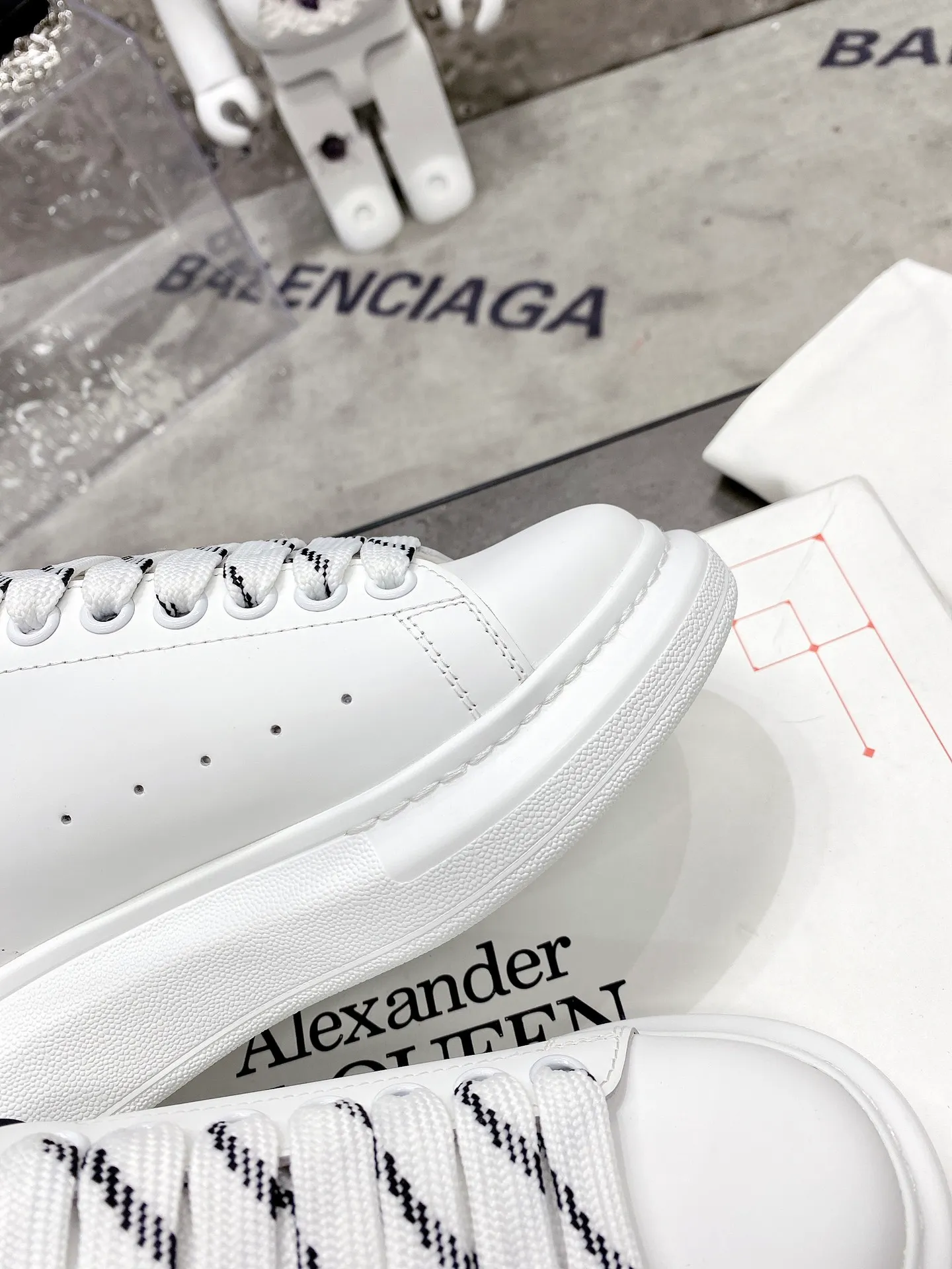 👟👟Ex-factory price 480👟👟 Women's Shoes Women's Clothing McQueen's latest original version developed this year will definitely bring you the most cost-effective ALEXANDER MCQUEEN classic in the market. If you don't have the confidence to improve the quality, there is really no need to put it on the table🔙.  Purchased original version from HK counter, various demolitions.  All kinds of touch 💥 welcome 👟👟 ex-factory price K,.  (Anyone who has the original version at the stall is welcome🆚) The thick sole perfectly heightens and elongates the visual effect. The most perfect proportion of the shoe body is this last shape. The logo font on the rear tail is printed in small fonts. The foot logo is made of genuine leather with air-pressed colorless process. In terms of color, we will always update it with the counter. 🔘Upper: Genuine customized silk cowhide 🔘Inner: original water-dyed sheep leather 🔘Sole: Exclusive molding T👟👟Ex-factory price U➕👟👟Ex-factory price U vacuum 🔘Tail: Thermal transfer printing technology 🔘Size women's model: 34-41 men's model: 38-46